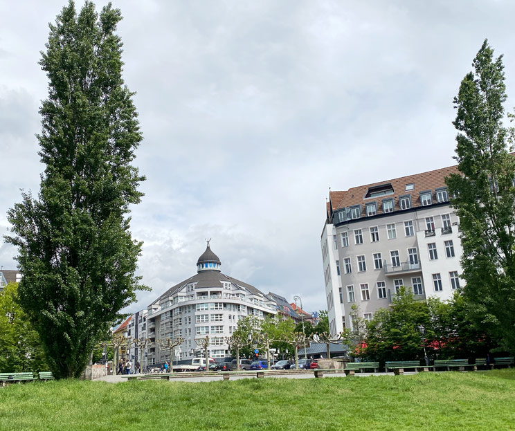 Ansicht von Säulenpappeln am Eingang des Lietzenseeparks